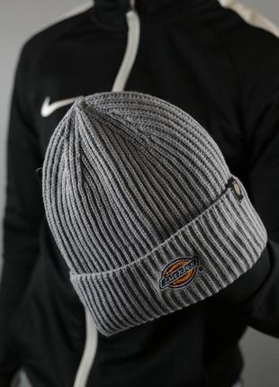 Женская серая шапка dickies