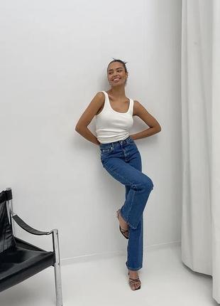 Прямые синие джинсы