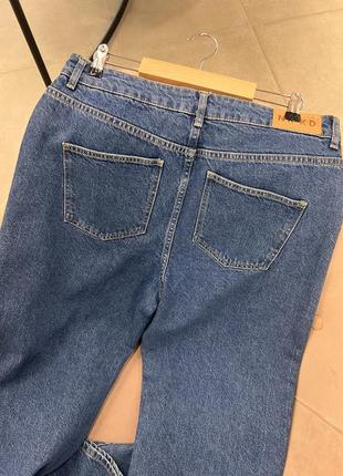Прямые синие джинсы