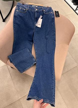 Прямые синие джинсы