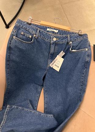 Прямые синие джинсы