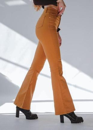 Стильные джинсы горчичного цвета клеш с высокой посадкой.1 фото
