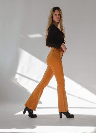 Стильные джинсы горчичного цвета клеш с высокой посадкой.2 фото