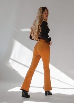 Стильные джинсы горчичного цвета клеш с высокой посадкой.3 фото