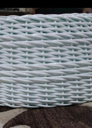 Декоративна юбка для ялинки плетена із штучного ротангу білого кольору3 фото
