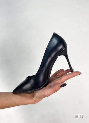 Черные невероятные туфли с острым носом на каблуке9 фото