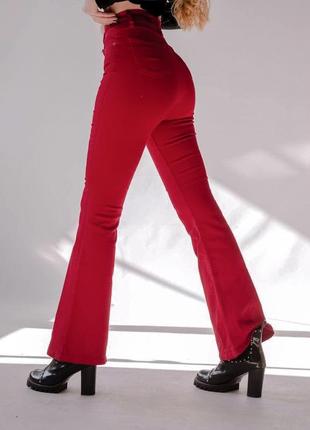 Красные стильные джинсы клеш с высокой посадкой.3 фото