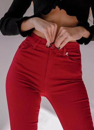 Красные стильные джинсы клеш с высокой посадкой.2 фото