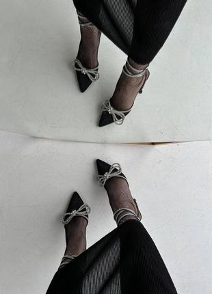 Черные невероятные атласные туфли с бантиком с острым носом на каблуке6 фото