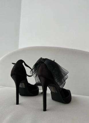Чорні неймовірні атласні туфлі з бантиком з гострим носом на підборах10 фото
