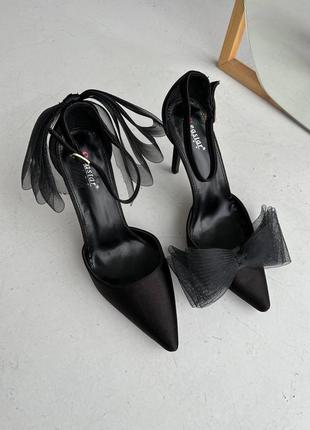 Черные невероятные атласные туфли с бантиком с острым носом на каблуке9 фото
