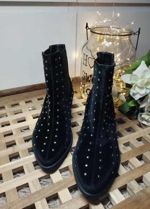 Идеальные бархатные черные ботинки челси с металлическими украшениями