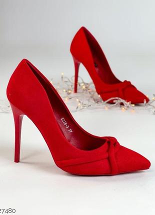 Червоні неймовірні туфлі з гострим носом на підборах