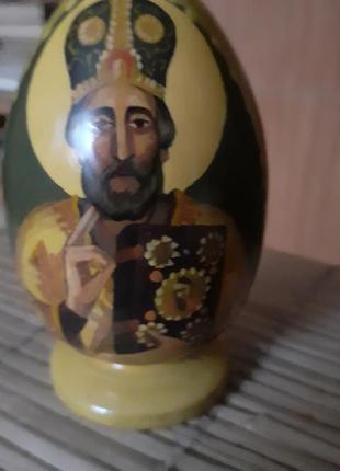 Яйце росписне на підставці.