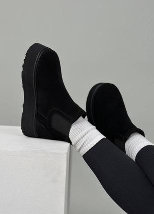 Бежевые и черные натуральные угги на платформе3 фото