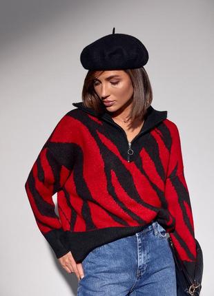 Свитер с короткой молнией и анималистическим принтом