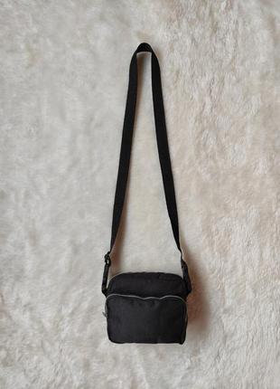 Черная тканевая маленькая сумка спортивная с длинным ремешком поясная сумка бананка кросс боди1 фото