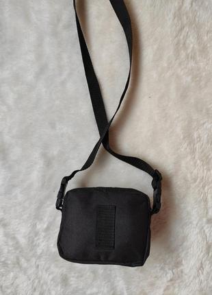 Черная тканевая маленькая сумка спортивная с длинным ремешком поясная сумка бананка кросс боди3 фото