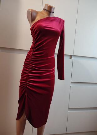 Бархатное платье с разрезом драпировкой на одно плечо2 фото
