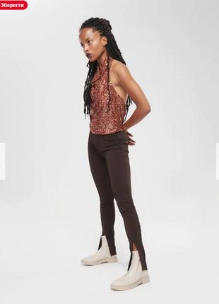 Брюки, лосины в рубчик с разрезами спереди.