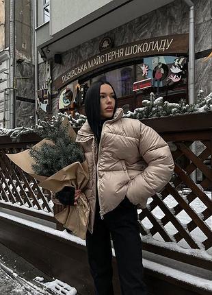 Вкорочений пуховик у чотирьох кольорах.