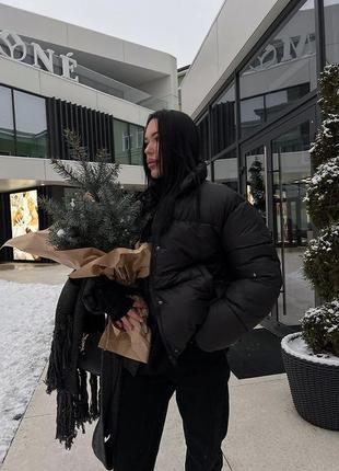 Вкорочений пуховик у чотирьох кольорах.