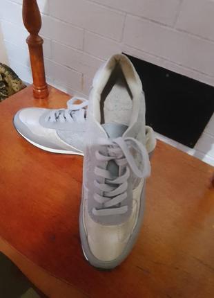 Кроссовки класс.