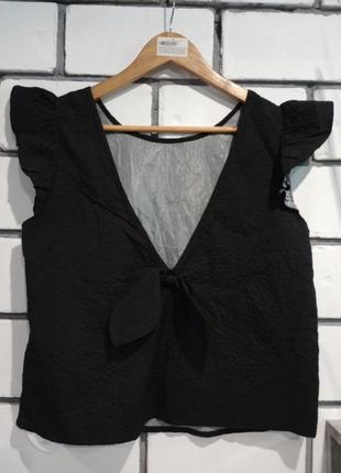 Чорна вільна блуза звеликим v-подібним вирізом на плечах3 фото