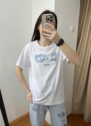 Белая футболка levis с лого