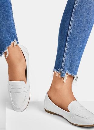 Білі мокасини