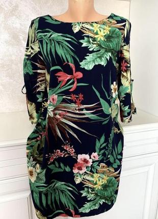 Яскрава сукня