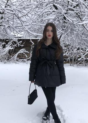 Зимняя короткая черная куртка