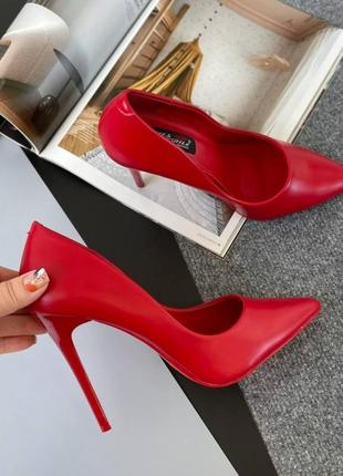 Туфлі човники червоні жіночі на шпильці екошкіра1 фото