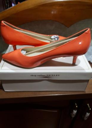 Шикарные лаковые туфли лодочки на каблуке