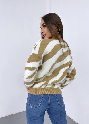 Теплый свитер с принтом зебры с добавлением нити травки5 фото