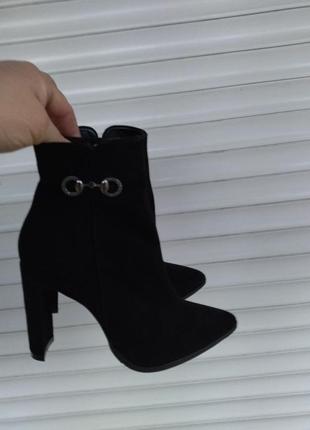 Женские черные замшевые ботинки на каблуке nivеlle на байке