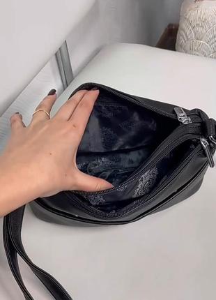 Удобная, вместительная черная сумочка+длинный регулируемый ремешок.6 фото
