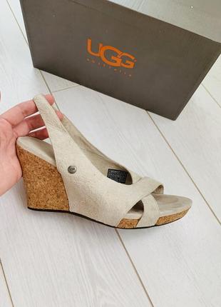 Босоніжки замшевыена танкетці ugg