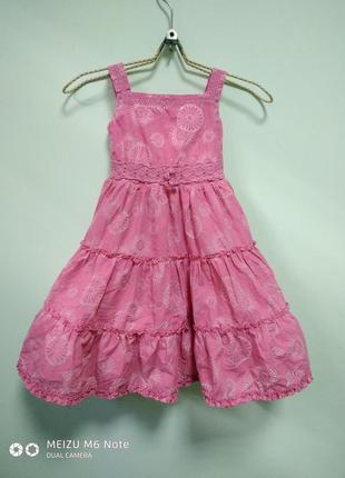 Розовое платье на девочку.