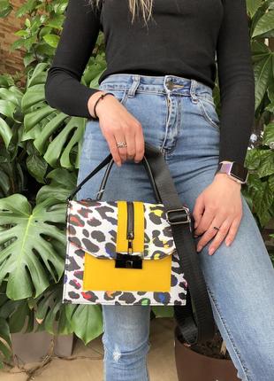 Женская сумка кросс-боди леопардовая белая с черным на плечо на широком ремешке1 фото