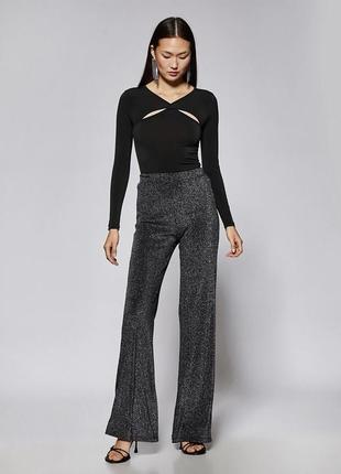 Лонгслів з оригінальним вирізом чорного кольору