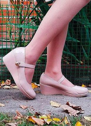 Жіночі туфлі на танкетці бежеві на платформі лакові шкіряні
