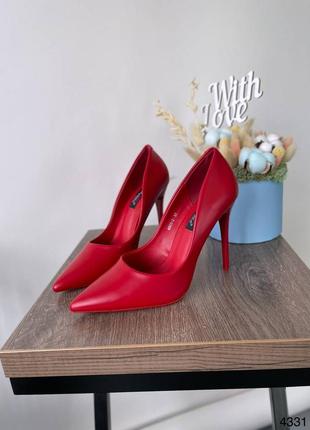 Туфлі червоні на шпильках