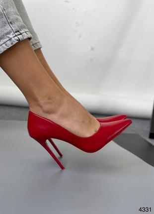 Туфлі червоні на шпильках