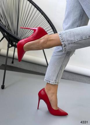 Туфлі червоні на шпильках