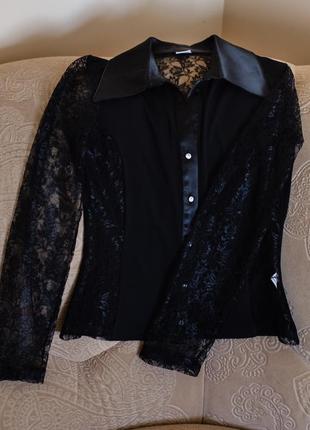 Блузка черная с кружевными рукавами