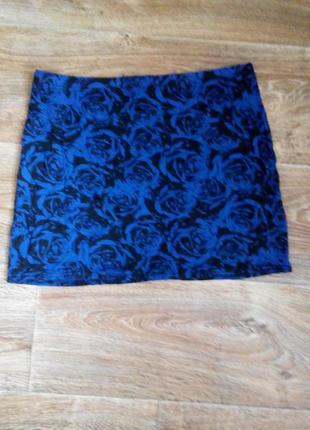 Трикотажная юбка синяя с розами1 фото