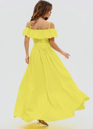 Желтое длинное платье с открытыми плечами3 фото