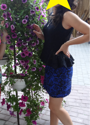 Трикотажная юбка синяя с розами4 фото