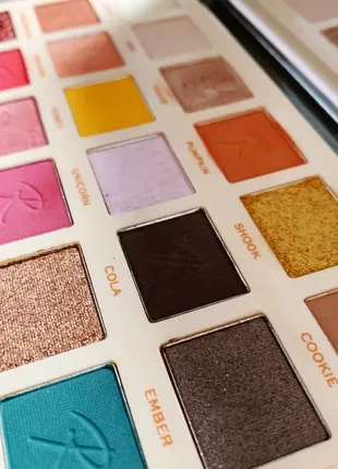 Палетка тіней для повік makeup revolution x roxxsaurus roxi ride or die